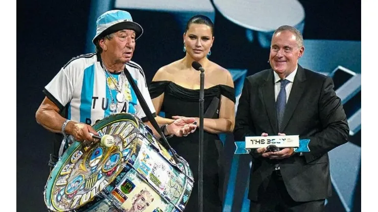 Tula recibiendo el premio representando a la hinchada argentina.