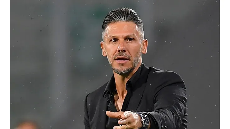 Martín Demichelis mete mano en el equipo.
