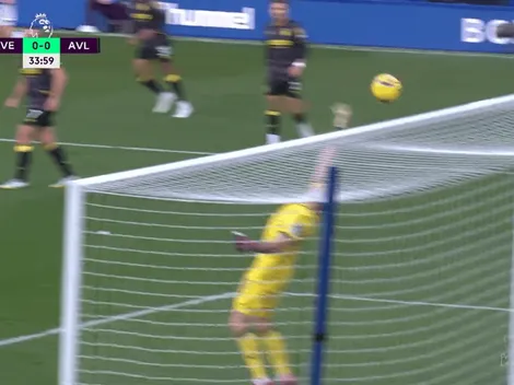 VIDEO | Dibu Martínez tapó una pelota increíble y salvó al Aston Villa