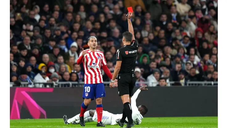 VIDEO | ¡No se puede creer! La insólita expulsión de Ángel Correa ante el Real Madrid