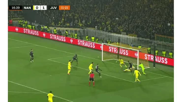 Rozando la humillación: el casi golazo de Di María a Nantes ¡de taco!