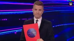 Sobre rojo, la casa en alerta.