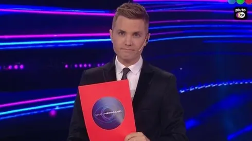 Sobre rojo, la casa en alerta.