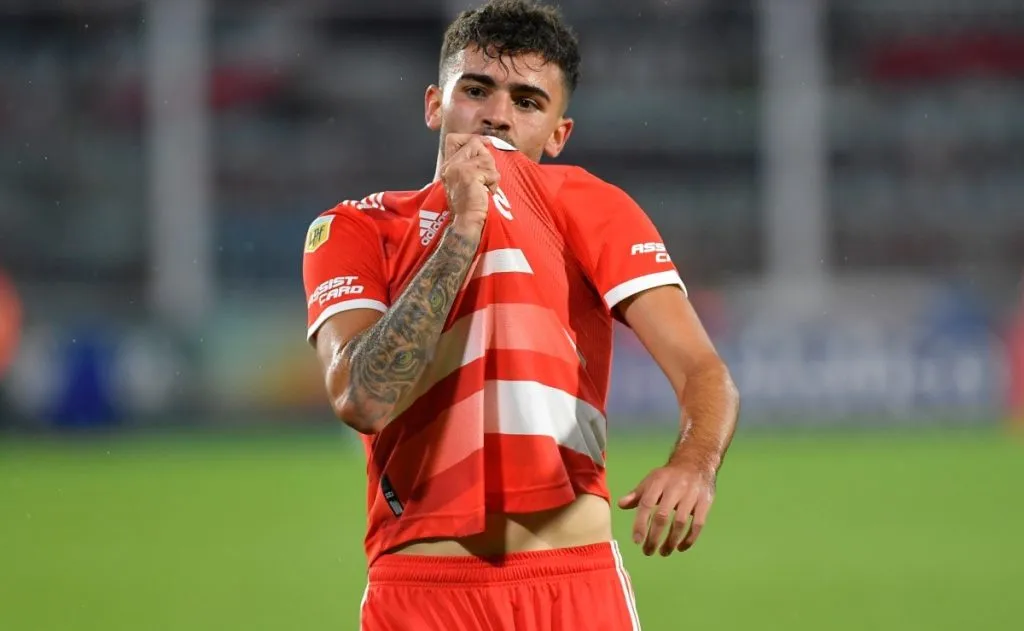 Simón festejando un gol en River.