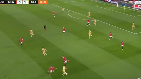 VIDEO | Se ganó la ovación: Lisandro Martínez cruzó a Lewandowski y desató una locura en Old Trafford