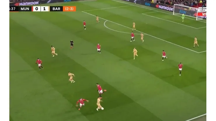 VIDEO | Se ganó la ovación: Lisandro Martínez cruzó a Lewandowski y desató una locura en Old Trafford