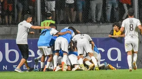 El festejo de los jugadores de Claypole.