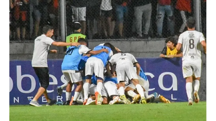 El festejo de los jugadores de Claypole.