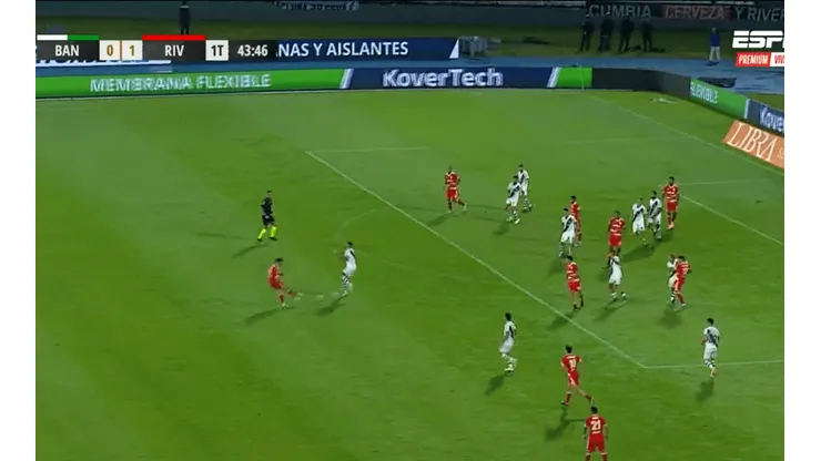 Desde ahí le pegó Simón para el 2-0 de River.