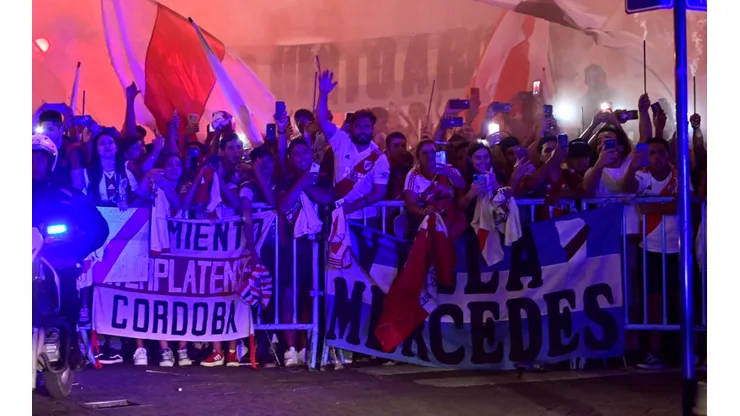 "Falta de luz y piso desparejo": la explicación de River al frío saludo con los hinchas