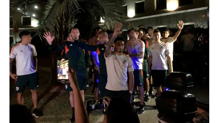 "Una vergüenza": tensión y reproches de los hinchas con el plantel de River en Córdoba