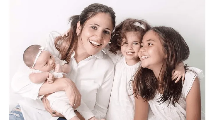 Romina junto a sus 3 hijas.