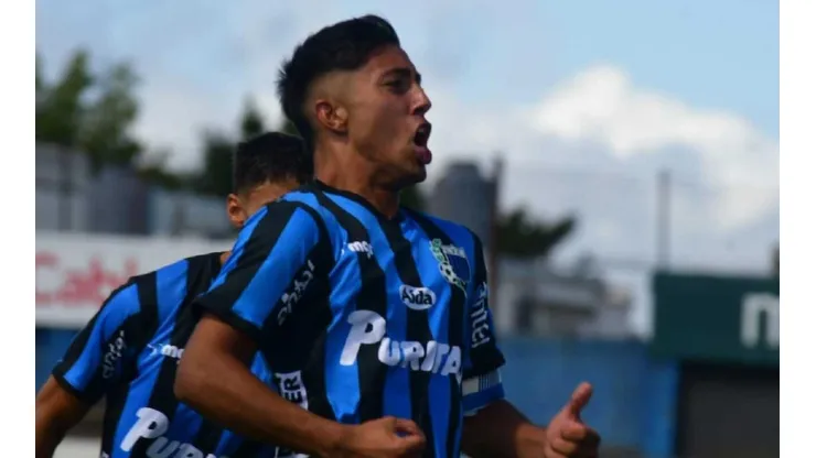 Fabricio Díaz festejando un gol en Liverpool.