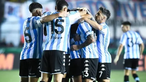 La noche de los golazos: Racing vapuleó a Arsenal con fútbol de galera y bastón