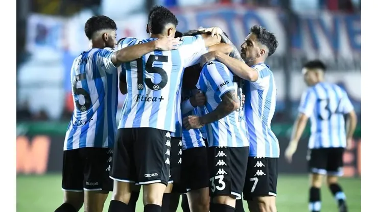 La noche de los golazos: Racing vapuleó a Arsenal con fútbol de galera y bastón
