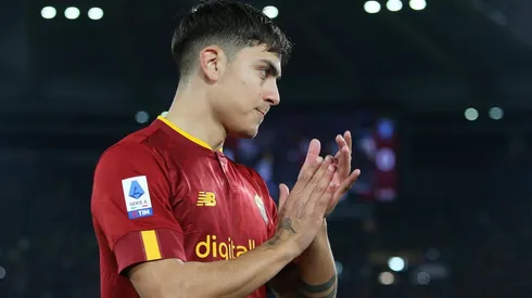 Paulo Dybala con la camiseta de la Roma.