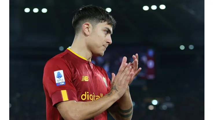 Paulo Dybala con la camiseta de la Roma.