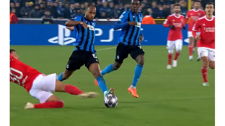 Tremenda maniobra de Nicolás Otamendi.