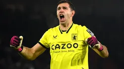 Dibu Martínez festejando un gol en Aston Villa.