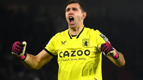 Dibu Martínez festejando un gol en Aston Villa.