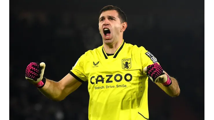 Dibu Martínez festejando un gol en Aston Villa.