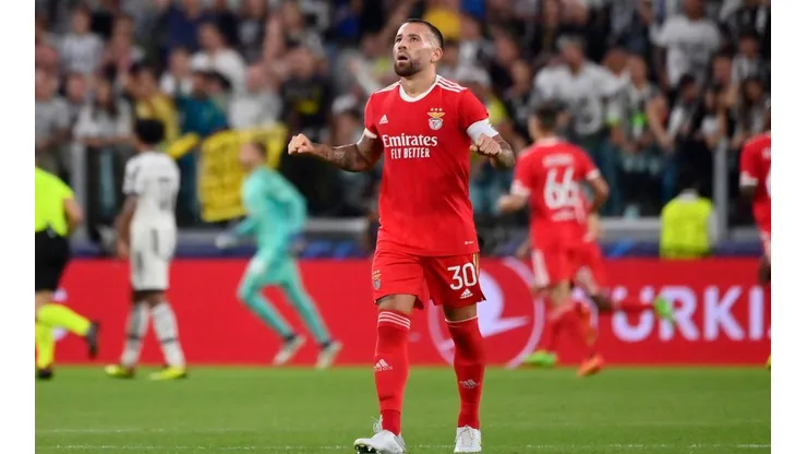 Nicolás Otamendi en acción en Benfica.