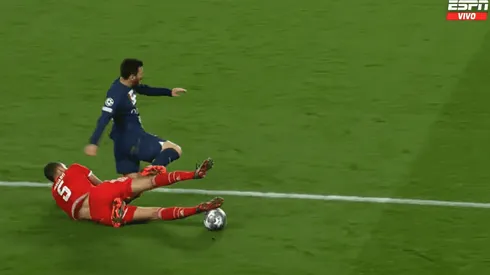 La patada brutal de Pavard sobre Messi.