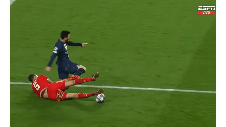 La patada brutal de Pavard sobre Messi.