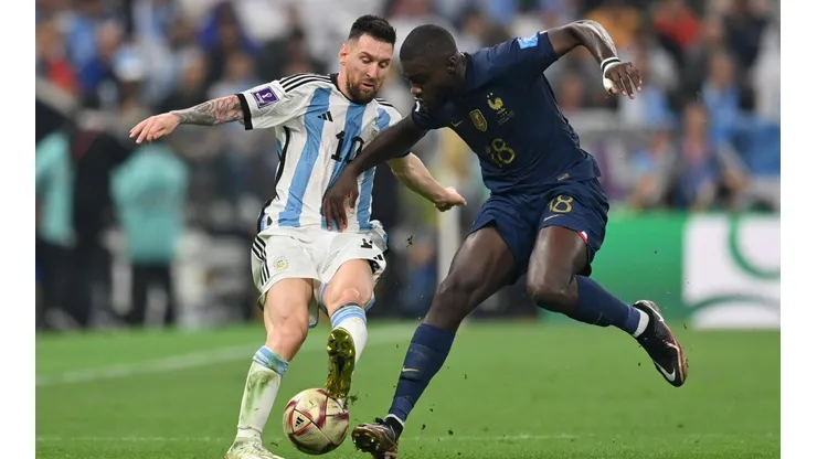 Upamecano marcando a Messi en la final del Mundial.