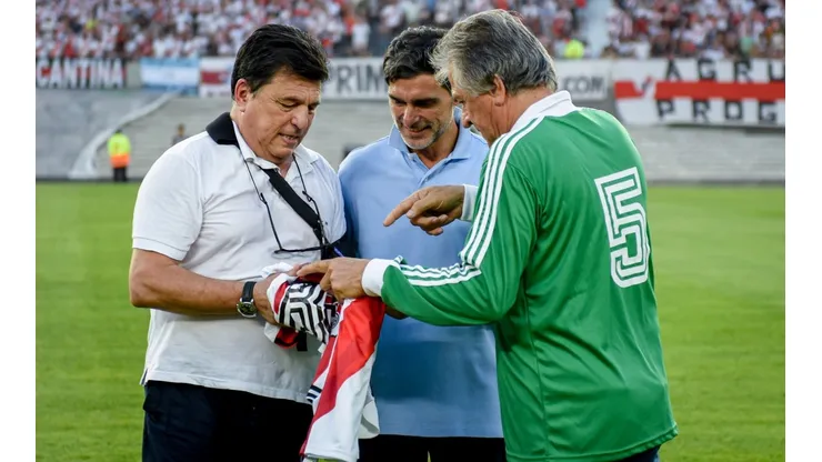 ¿Y Passarella? La llamativa foto de los dirigentes de River con los campeones del Mundo