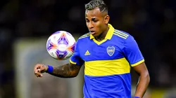 Sebastián Villa con la camiseta de Boca.