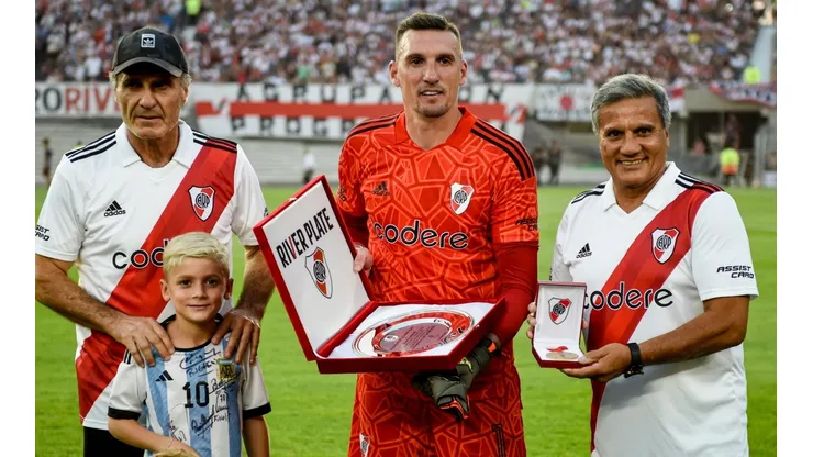 Oscar Ruggeri fue homenajeado en el Monumental.