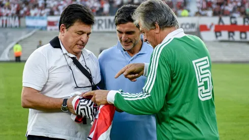 Passarella junto a Ayala y Fillol.