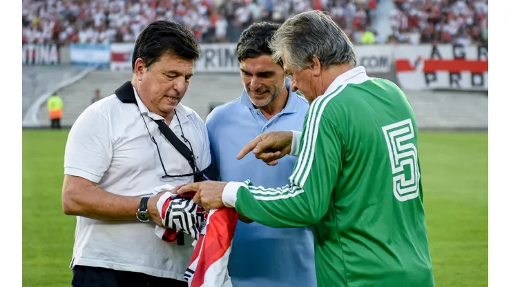 Passarella junto a Ayala y Fillol.