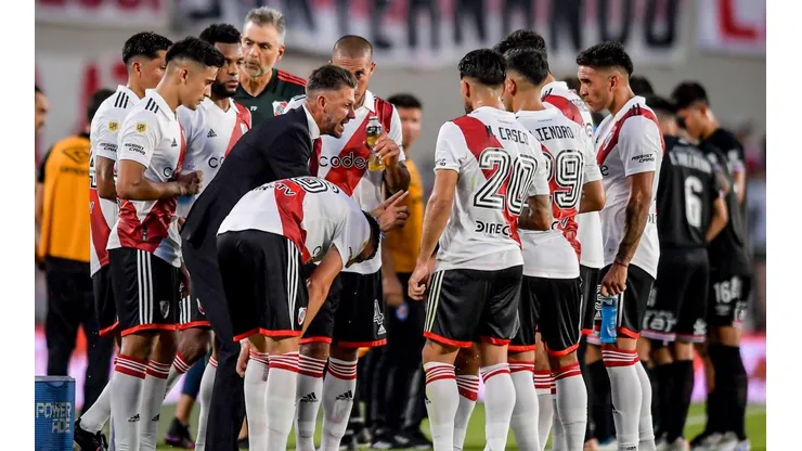 "Es Dani Alves": el jugador de River que impresionó a los hinchas ante Argentinos