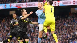 Erling Haaland chocó con Dibu.