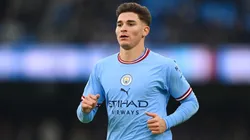 Julián Álvarez con la camiseta de Manchester City.