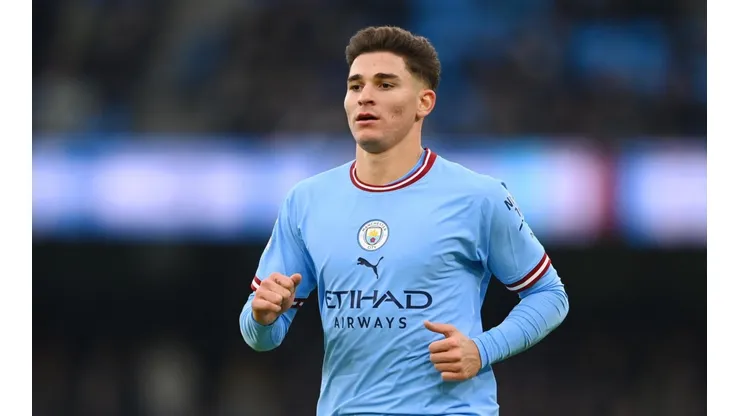 Julián Álvarez con la camiseta de Manchester City.