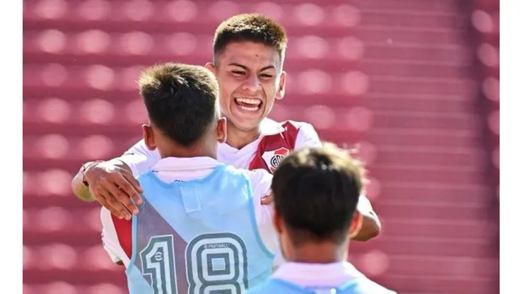 El golazo del Diablito Echeverri en la Reserva de River.