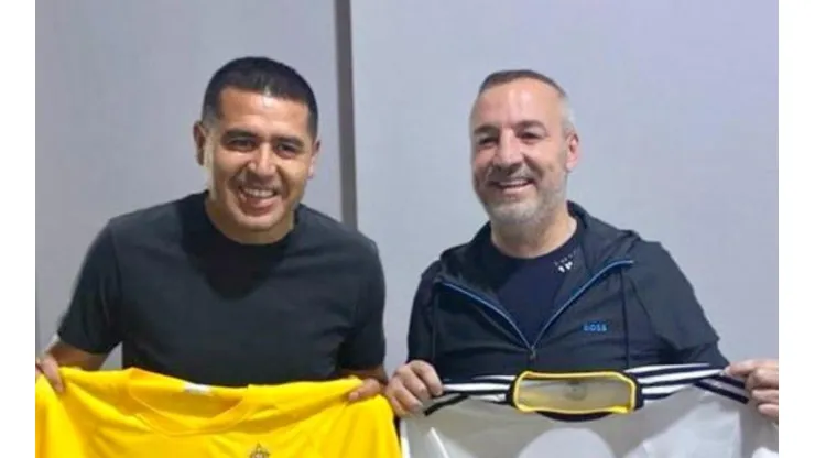 La camiseta con la que posó Riquelme antes del partido de Boca