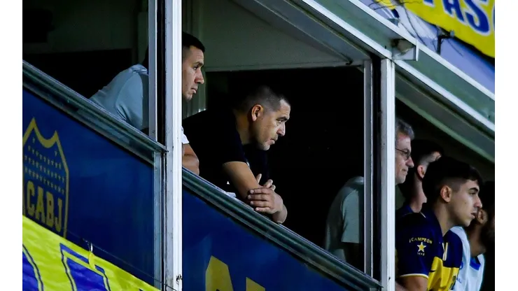 Román levantó el teléfono.