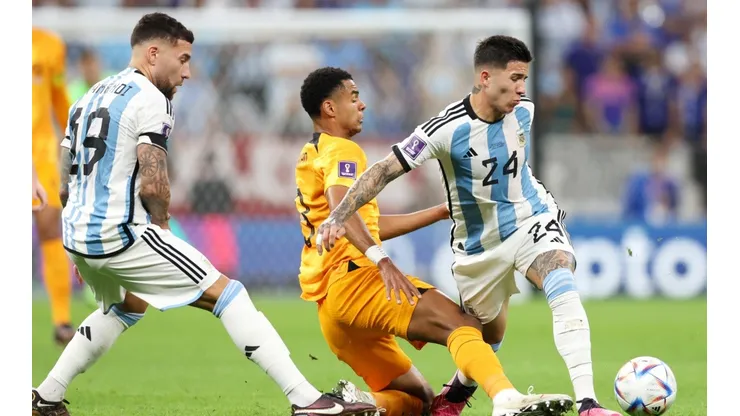 Otamendi y Enzo Fernández en acción durante el Mundial.