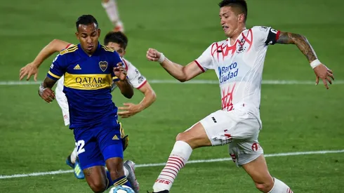 Lucas Merolla enfrentando a Boca.