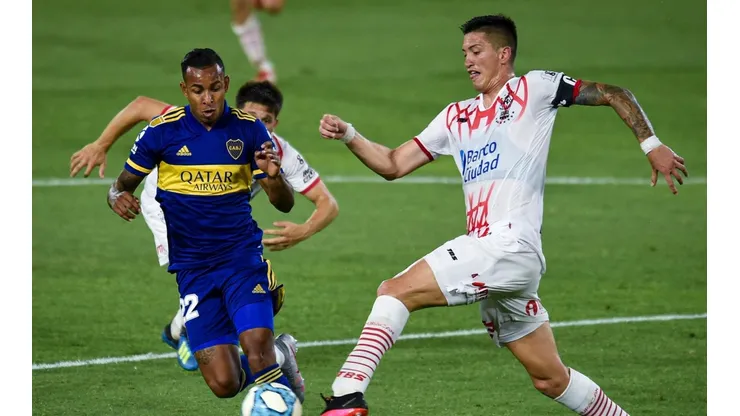 Lucas Merolla enfrentando a Boca.