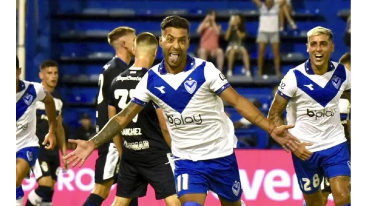 Lucas Janson festejando el 1-0 parcial de Vélez.
