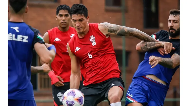 Mientras negocia con Boca, Merolla fue convocado en Huracán para el debut ante Defensa