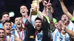 Argentina levantando la Copa del Mundo en Qatar.