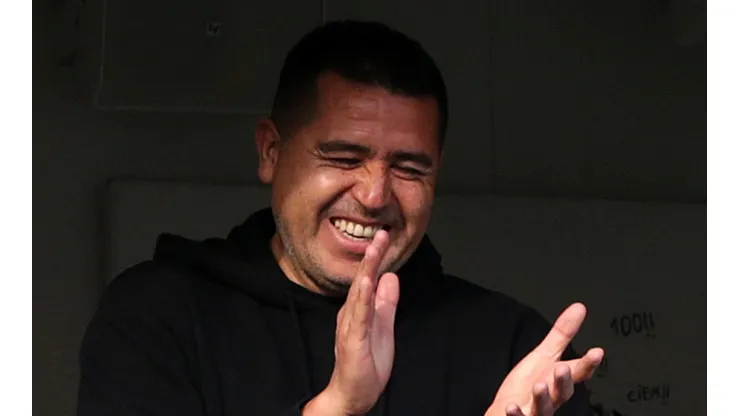 Riquelme lo sigue de cerca.