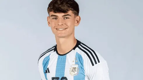 Nico Paz con la camiseta de la Selección Argentina.