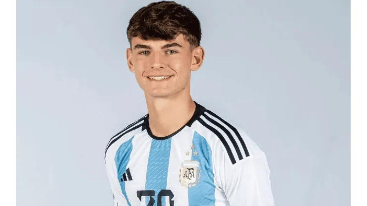 Nico Paz con la camiseta de la Selección Argentina.